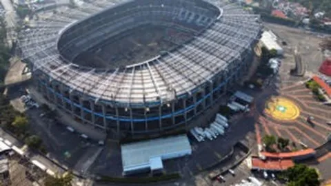 特雷·杨跳投遭康诺顿绊倒，对判罚表示不满被追加技犯